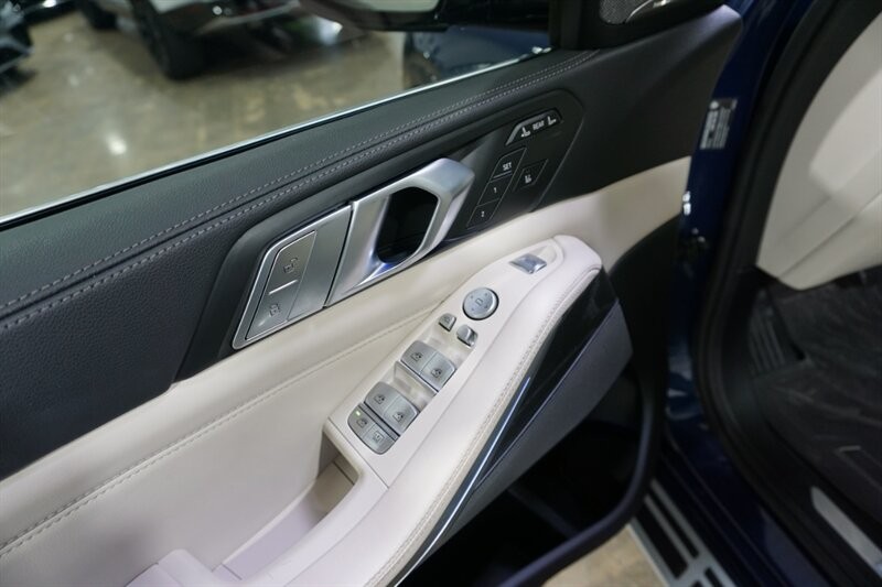 BMW X7 Vehicle Full-screen Gallery Image 18