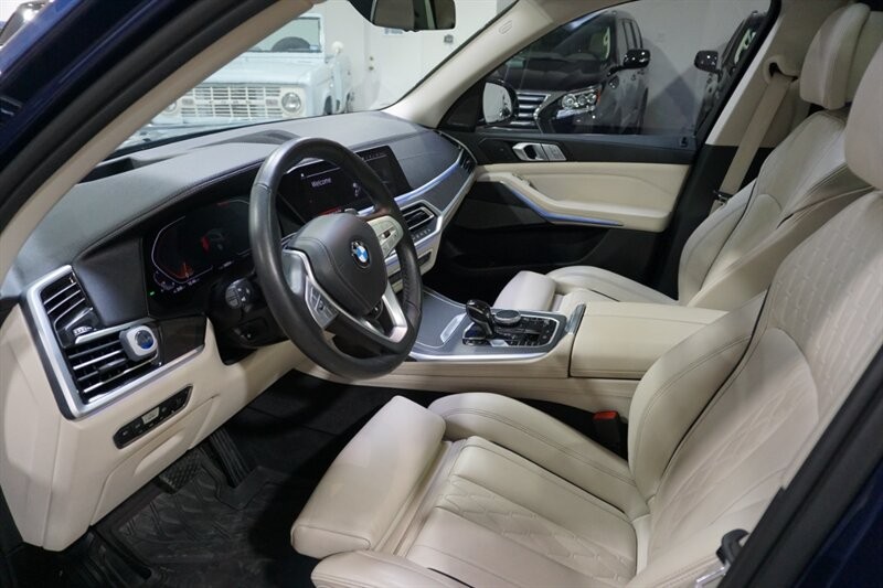 BMW X7 Vehicle Full-screen Gallery Image 19