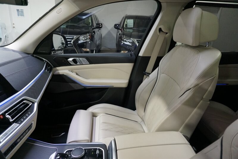 BMW X7 Vehicle Full-screen Gallery Image 20