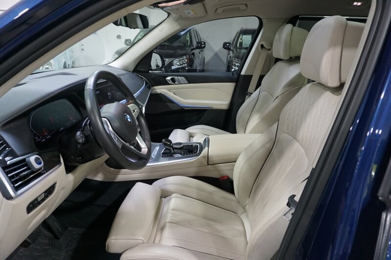 BMW X7 Vehicle Full-screen Gallery Image 21