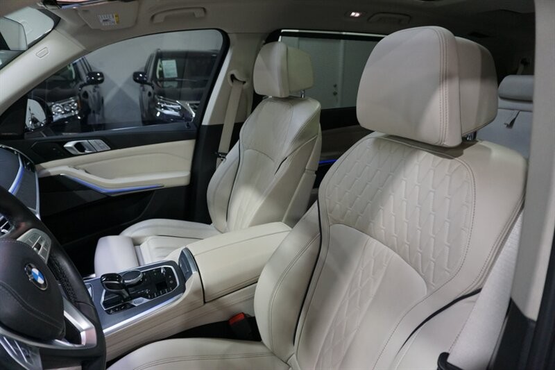 BMW X7 Vehicle Full-screen Gallery Image 22