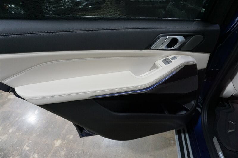 BMW X7 Vehicle Full-screen Gallery Image 23