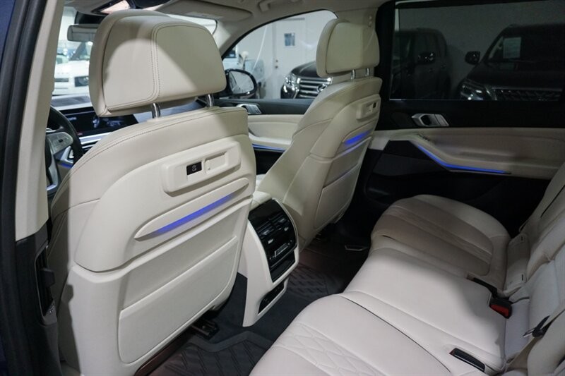 BMW X7 Vehicle Full-screen Gallery Image 24