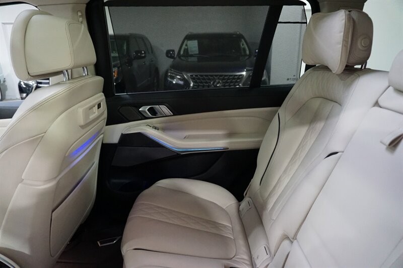 BMW X7 Vehicle Full-screen Gallery Image 25