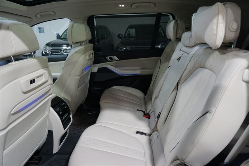 BMW X7 Vehicle Full-screen Gallery Image 26