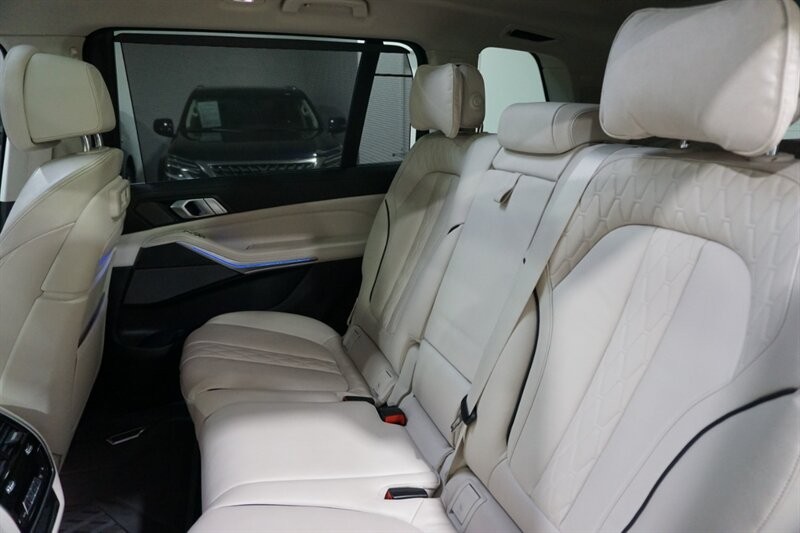 BMW X7 Vehicle Full-screen Gallery Image 27