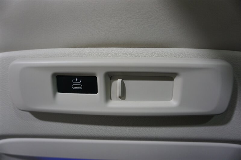 BMW X7 Vehicle Full-screen Gallery Image 28