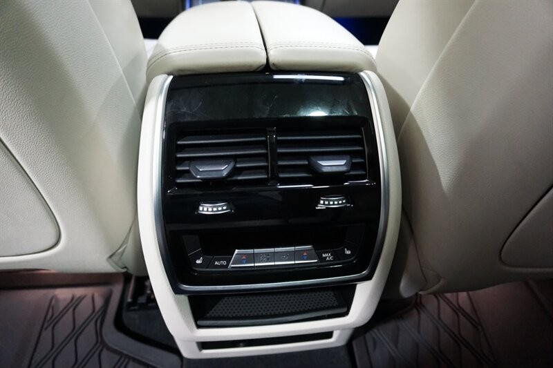 BMW X7 Vehicle Full-screen Gallery Image 29