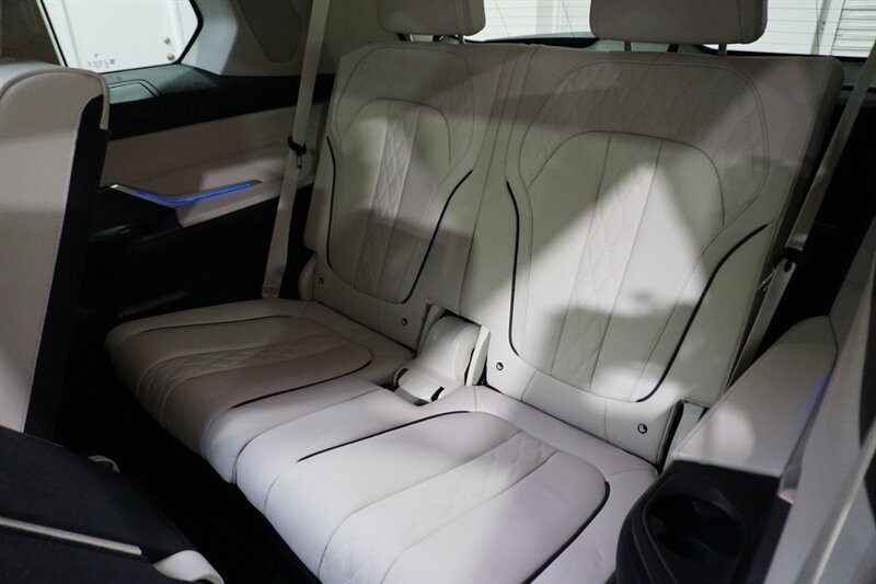 BMW X7 Vehicle Full-screen Gallery Image 30