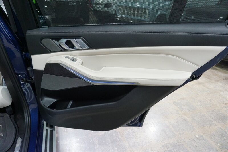 BMW X7 Vehicle Full-screen Gallery Image 31