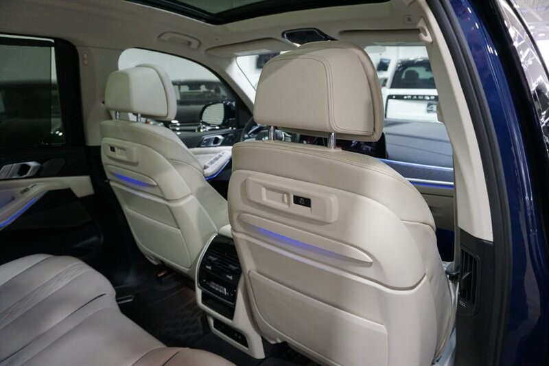 BMW X7 Vehicle Full-screen Gallery Image 32