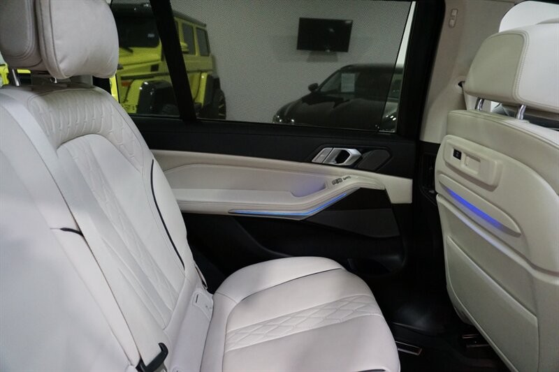 BMW X7 Vehicle Full-screen Gallery Image 33