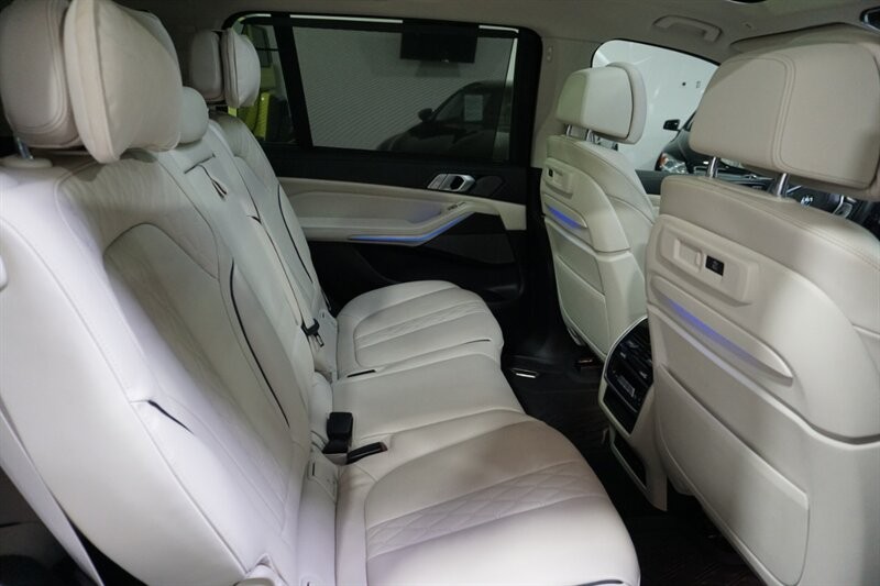 BMW X7 Vehicle Full-screen Gallery Image 34