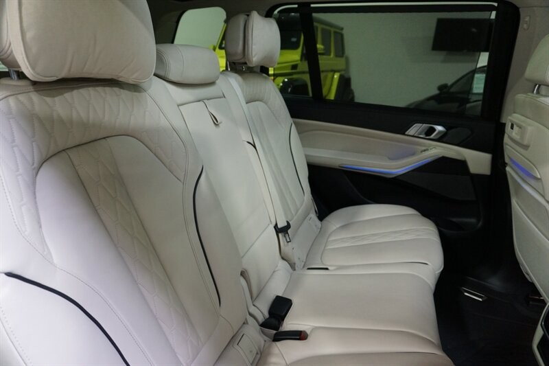 BMW X7 Vehicle Full-screen Gallery Image 35