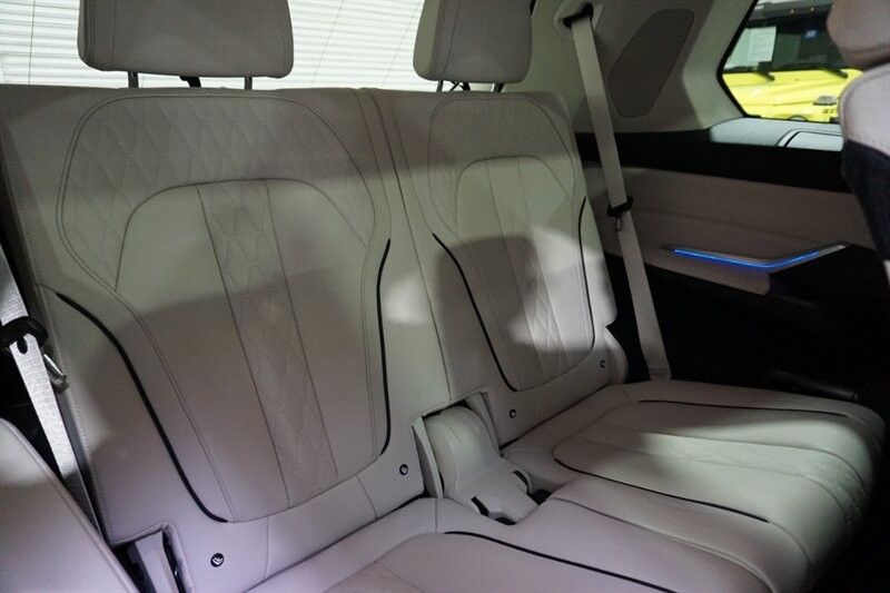 BMW X7 Vehicle Full-screen Gallery Image 36