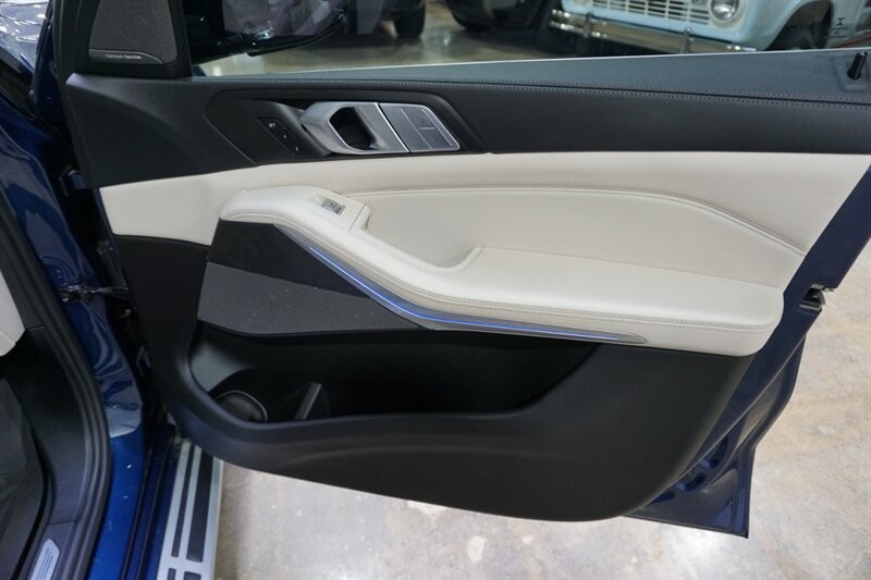 BMW X7 Vehicle Full-screen Gallery Image 37