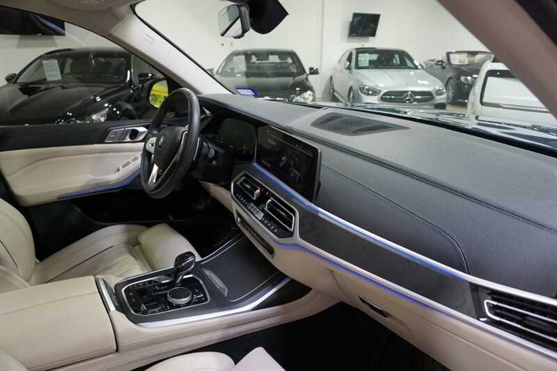 BMW X7 Vehicle Full-screen Gallery Image 38