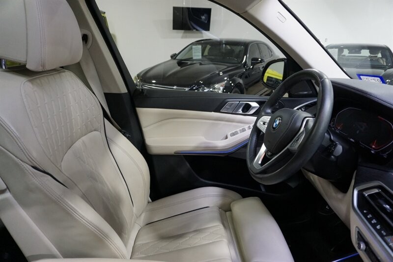 BMW X7 Vehicle Full-screen Gallery Image 39