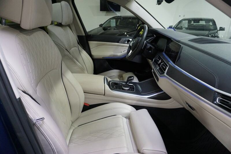 BMW X7 Vehicle Full-screen Gallery Image 40