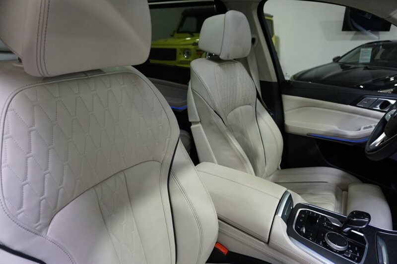 BMW X7 Vehicle Full-screen Gallery Image 41
