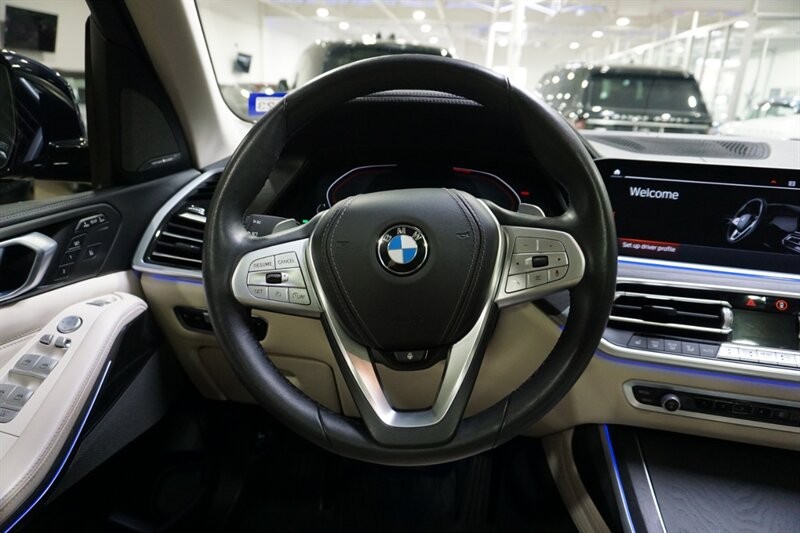 BMW X7 Vehicle Full-screen Gallery Image 42