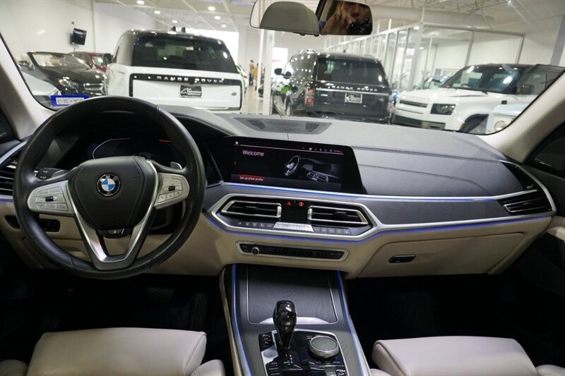 BMW X7 Vehicle Full-screen Gallery Image 43