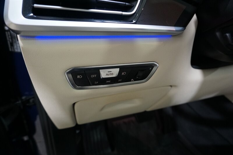 BMW X7 Vehicle Full-screen Gallery Image 44