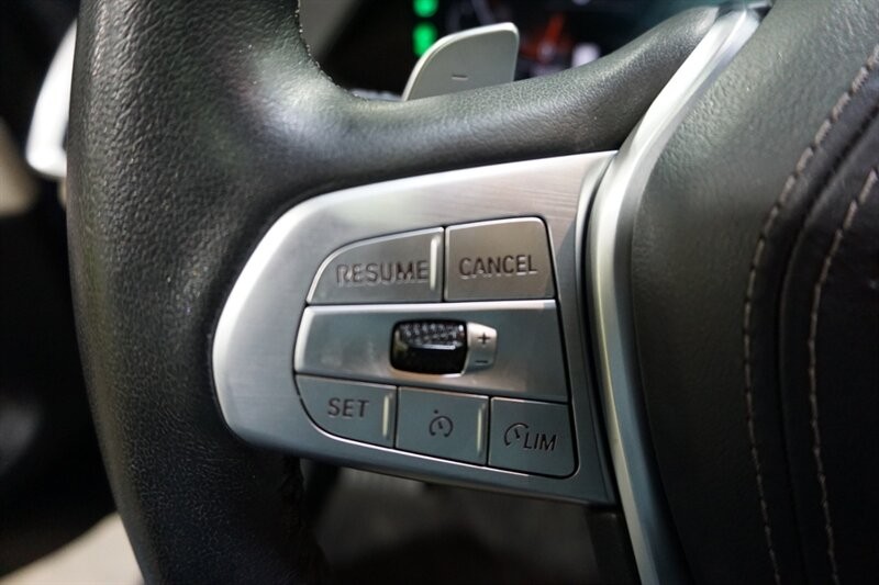 BMW X7 Vehicle Full-screen Gallery Image 45