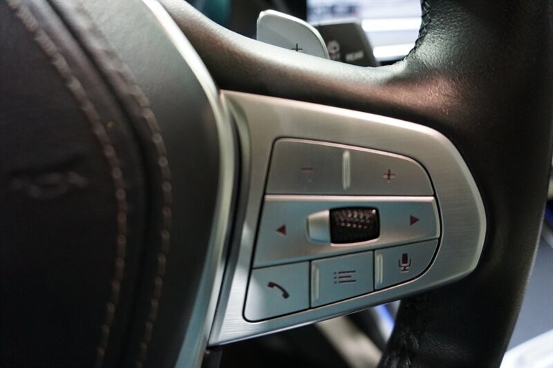 BMW X7 Vehicle Full-screen Gallery Image 46