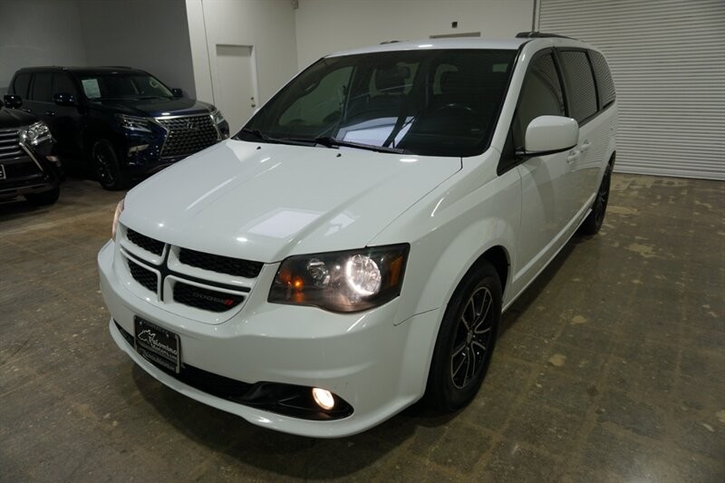 Dodge Grand Caravan Vehicle Full-screen Gallery Image 02