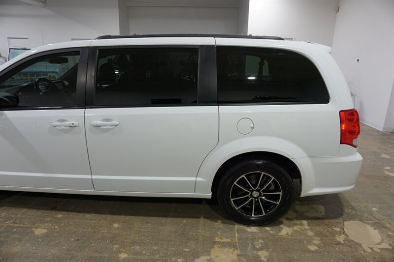 Dodge Grand Caravan Vehicle Full-screen Gallery Image 04