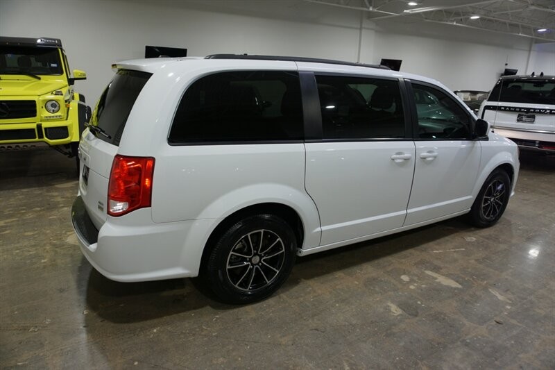 Dodge Grand Caravan Vehicle Full-screen Gallery Image 10