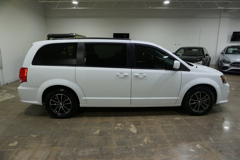 Dodge Grand Caravan Vehicle Full-screen Gallery Image 11