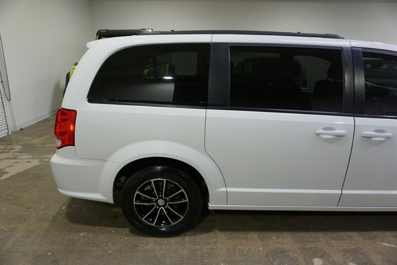 Dodge Grand Caravan Vehicle Full-screen Gallery Image 12