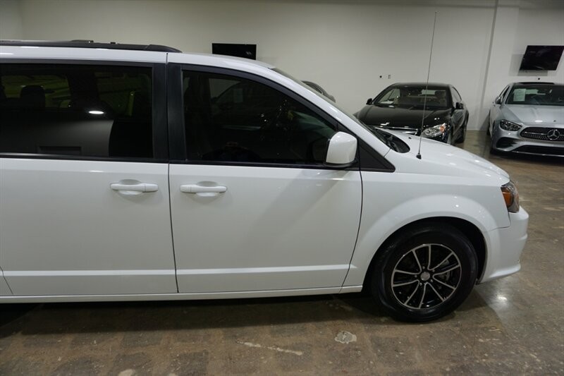 Dodge Grand Caravan Vehicle Full-screen Gallery Image 13