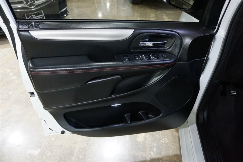 Dodge Grand Caravan Vehicle Full-screen Gallery Image 17