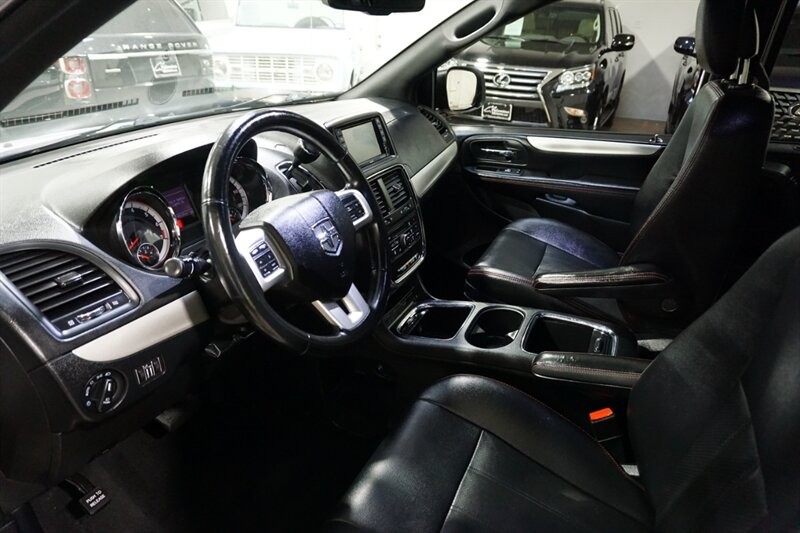 Dodge Grand Caravan Vehicle Full-screen Gallery Image 18