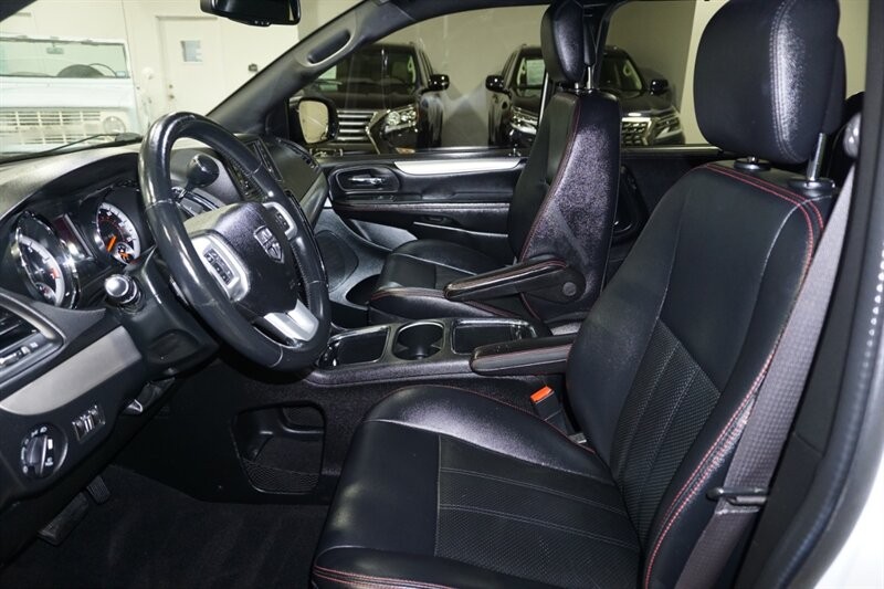 Dodge Grand Caravan Vehicle Full-screen Gallery Image 20