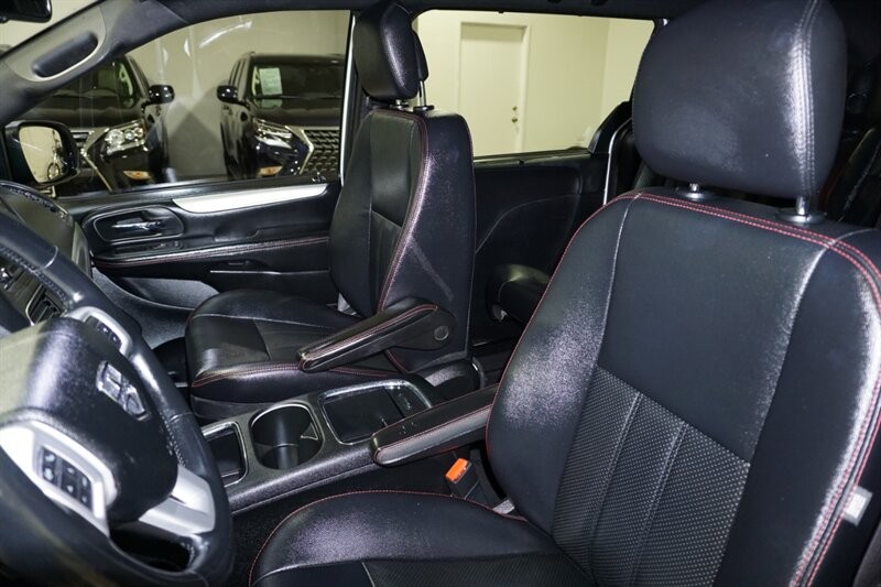 Dodge Grand Caravan Vehicle Full-screen Gallery Image 21