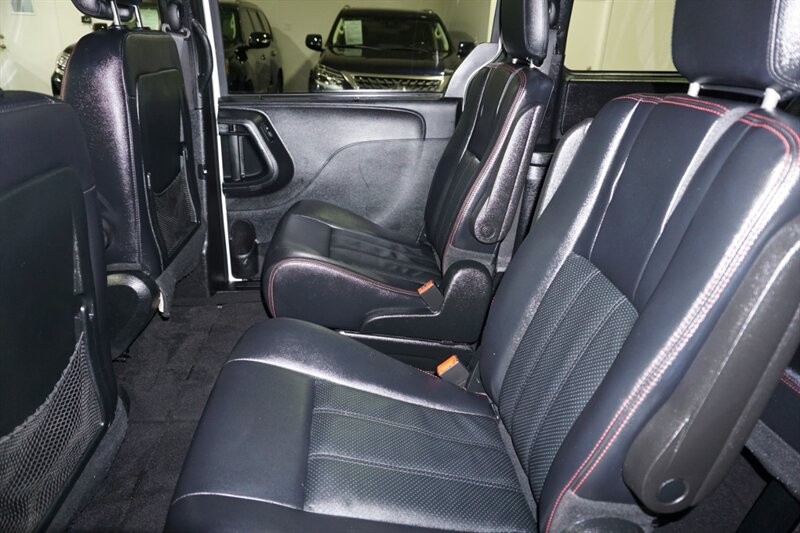 Dodge Grand Caravan Vehicle Full-screen Gallery Image 24