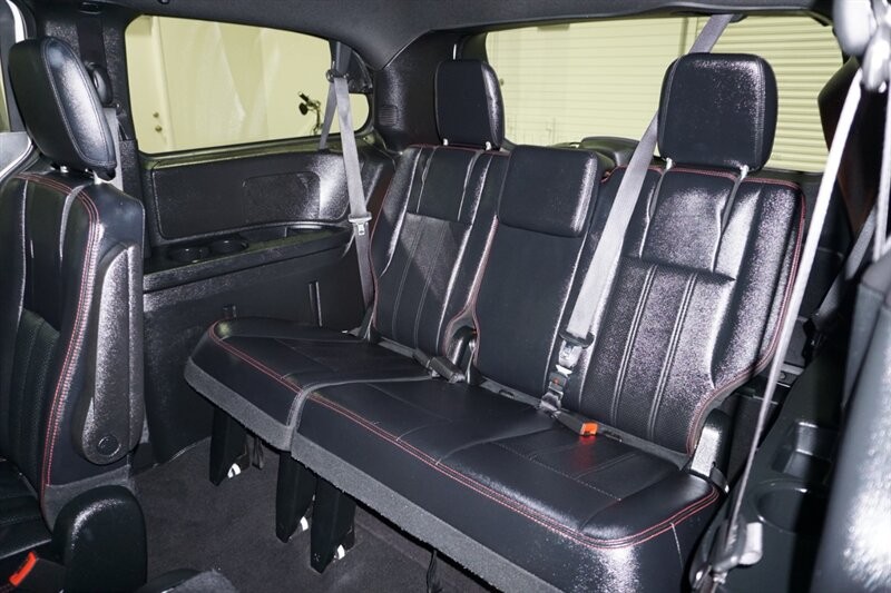 Dodge Grand Caravan Vehicle Full-screen Gallery Image 25