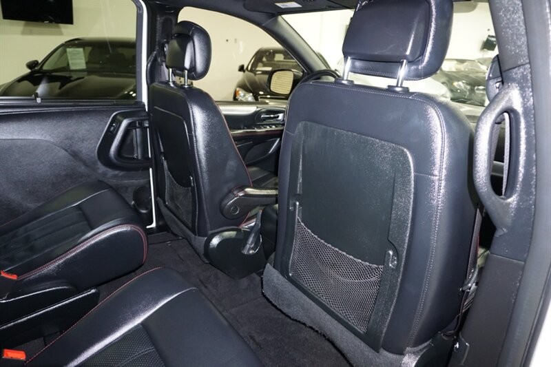 Dodge Grand Caravan Vehicle Full-screen Gallery Image 26