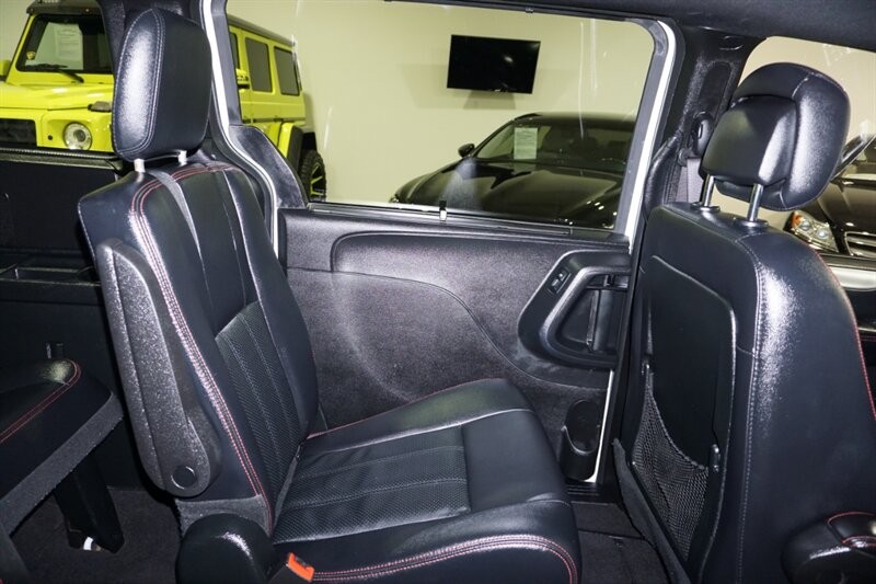 Dodge Grand Caravan Vehicle Full-screen Gallery Image 27