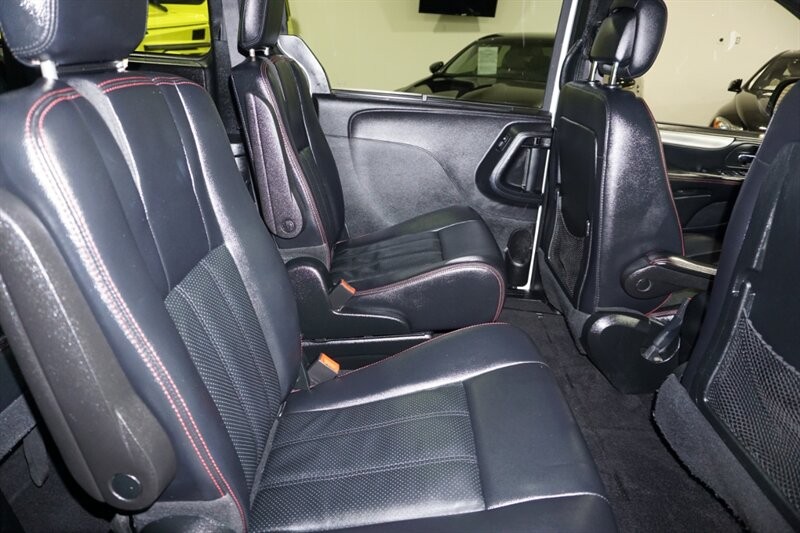 Dodge Grand Caravan Vehicle Full-screen Gallery Image 28