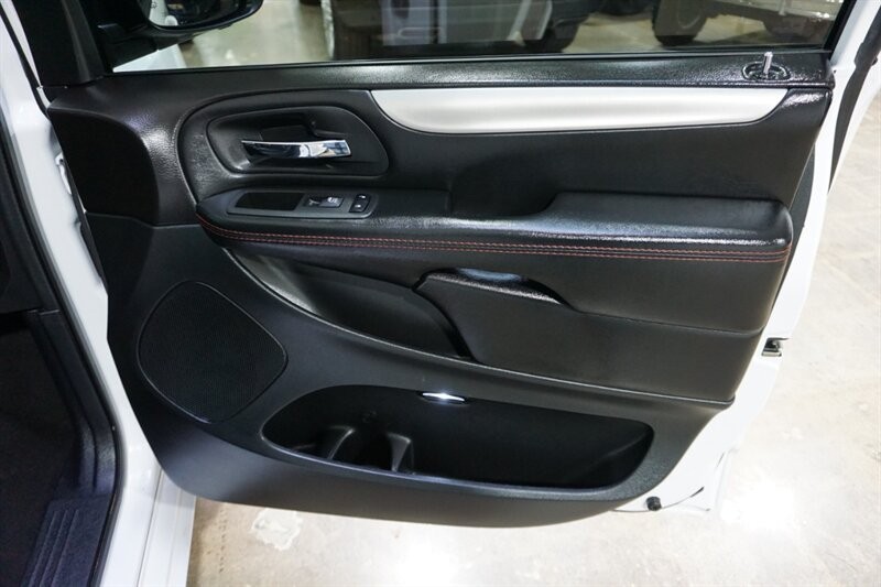 Dodge Grand Caravan Vehicle Full-screen Gallery Image 31