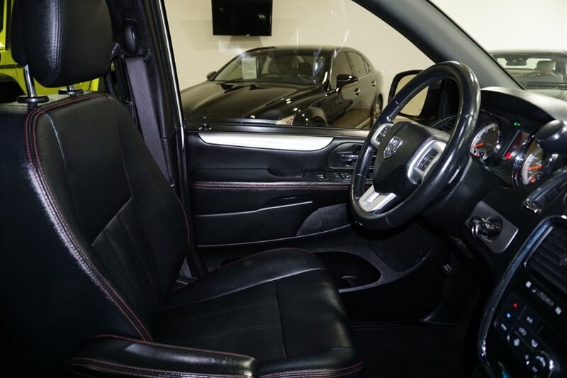 Dodge Grand Caravan Vehicle Full-screen Gallery Image 33