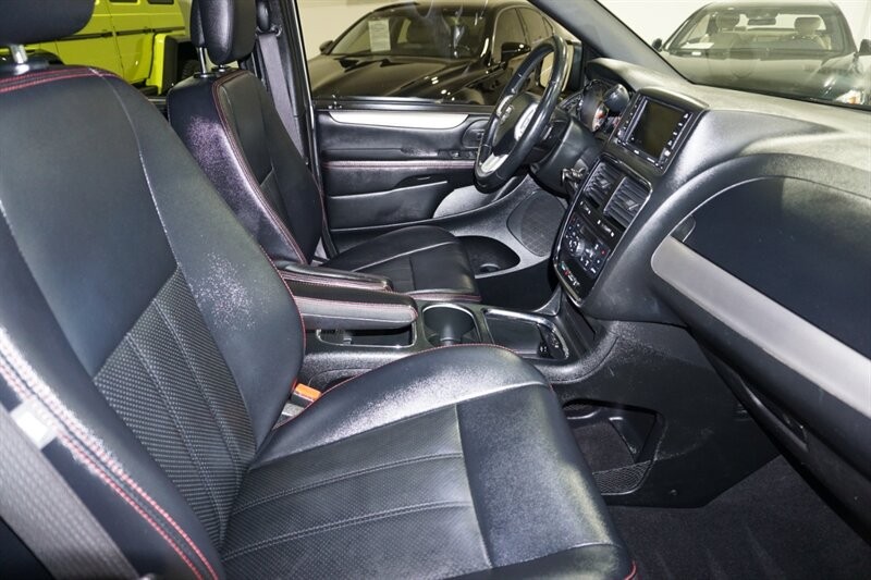 Dodge Grand Caravan Vehicle Full-screen Gallery Image 34