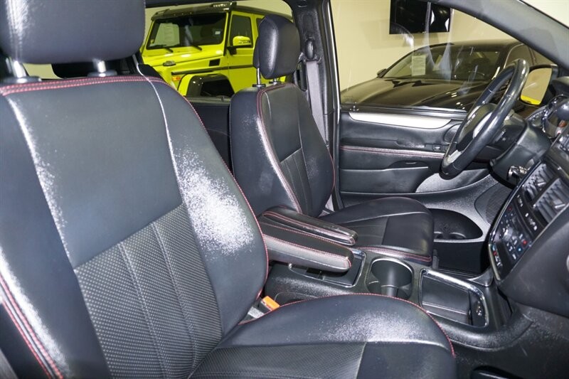 Dodge Grand Caravan Vehicle Full-screen Gallery Image 35