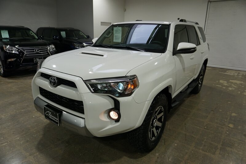 Toyota 4Runner TRD Pro Vehicle Full-screen Gallery Image 02