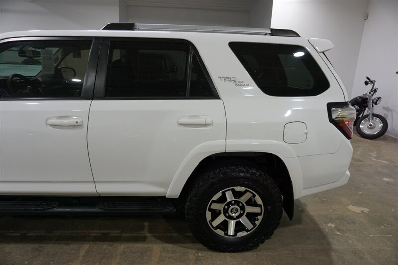 Toyota 4Runner TRD Pro Vehicle Full-screen Gallery Image 04